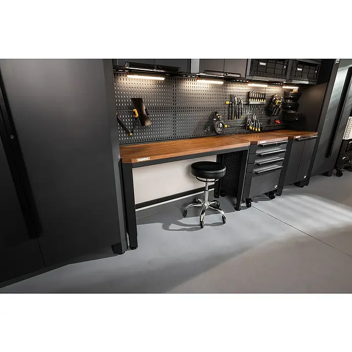 ToughBuilt Banco de trabajo - L x An: 47 x 142 cm, Altura de trabajo: 83 cm, Negro - Taller con banco de trabajo negro Toughbuilt, herramientas en la pared y taburete, ideal para los amantes del bricolaje.