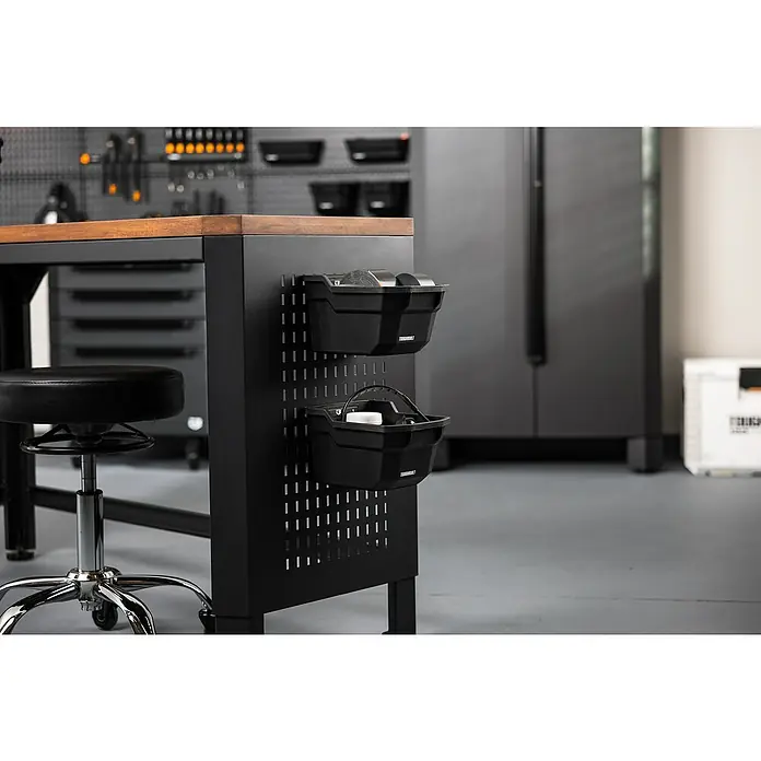 ToughBuilt Banco de trabajo - L x An: 47 x 142 cm, Altura de trabajo: 83 cm, Negro - Un primer plano de un banco de trabajo negro con una cubierta de madera y dos bandejas de almacenamiento negras adjuntas al lateral.