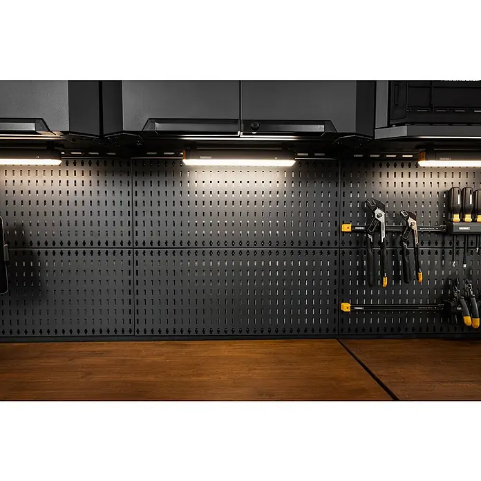 ToughBuilt Panel perforado - An x Al: 71 x 30 cm, 2 pzs. - Pared de taller con luces LED y herramientas. La pared es negra y tiene muchos agujeros para guardar herramientas.