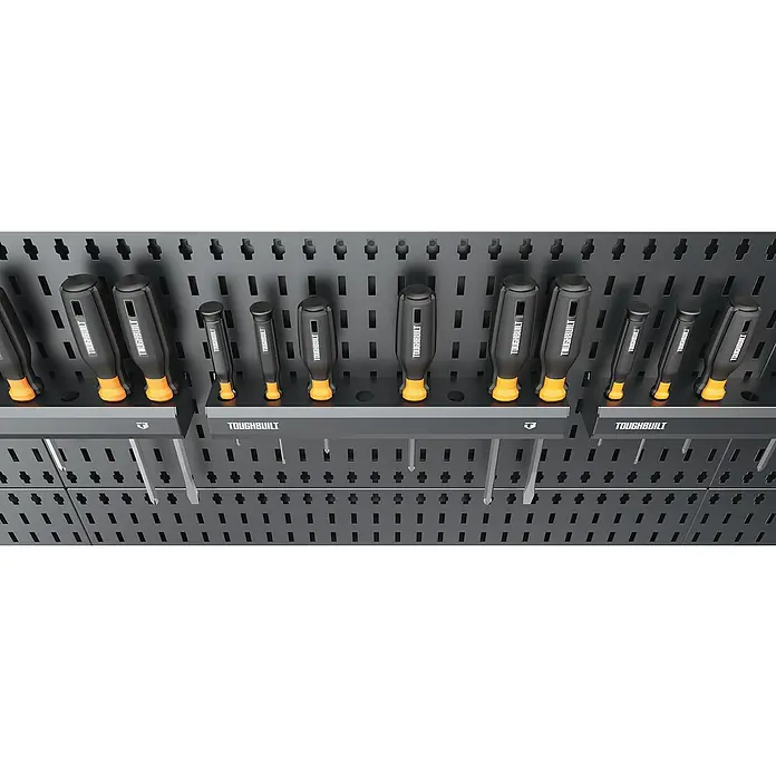 ToughBuilt Organizador - Específico para: Destornilladores, Capacidad de carga: 11 kg - Varios destornilladores ToughBuilt están ordenados en una pared de herramientas, ofreciendo acceso rápido y trabajo organizado.