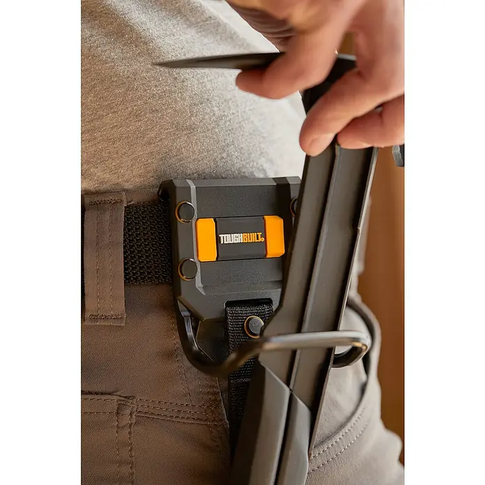 ToughBuilt Soporte para martillos - Acero/ABS - Primer plano de una funda de herramientas ToughBuilt sujeta a un cinturón, que sujeta una herramienta.