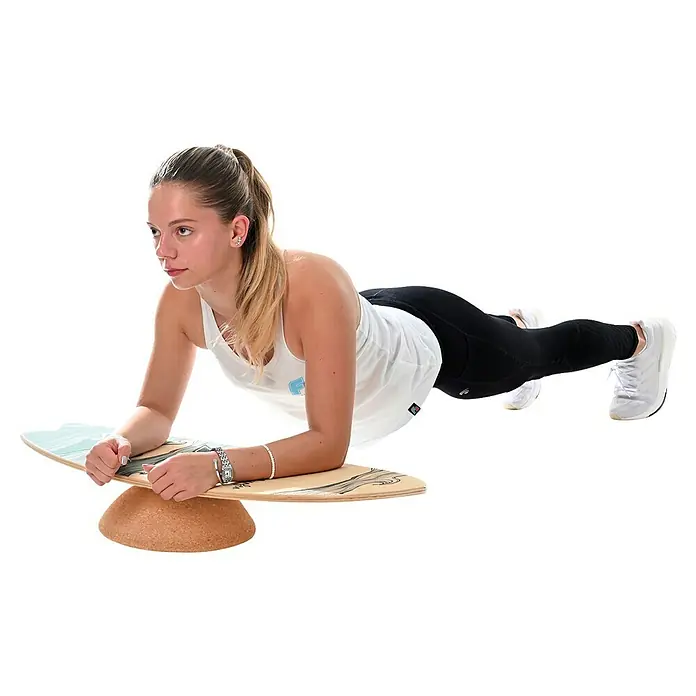 F2 Balance Board Halfshell Balance Training - L x B: 80 x 30 cm, Tragkraft: 120 kg - Frau macht Plank auf Balance Board für Core Training. Verbessert Stabilität und Körperkontrolle durch instabile Unterlage.