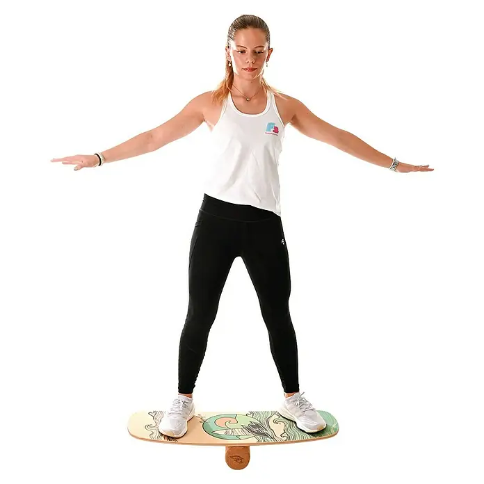 F2 Balance Board Pill Balance Training - L x B: 86 x 30 cm, Tragkraft: 120 kg - Frau balanciert auf einem Balance Board mit einem auffälligen Design, ideal für Fitness und Gleichgewichtstraining.