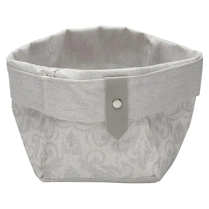 Versa Juego de cestas - Damasco, Poliéster - Una cesta de tela gris decorativa con un elegante diseño y cierre de botón, ideal para almacenar diversos artículos con estilo.