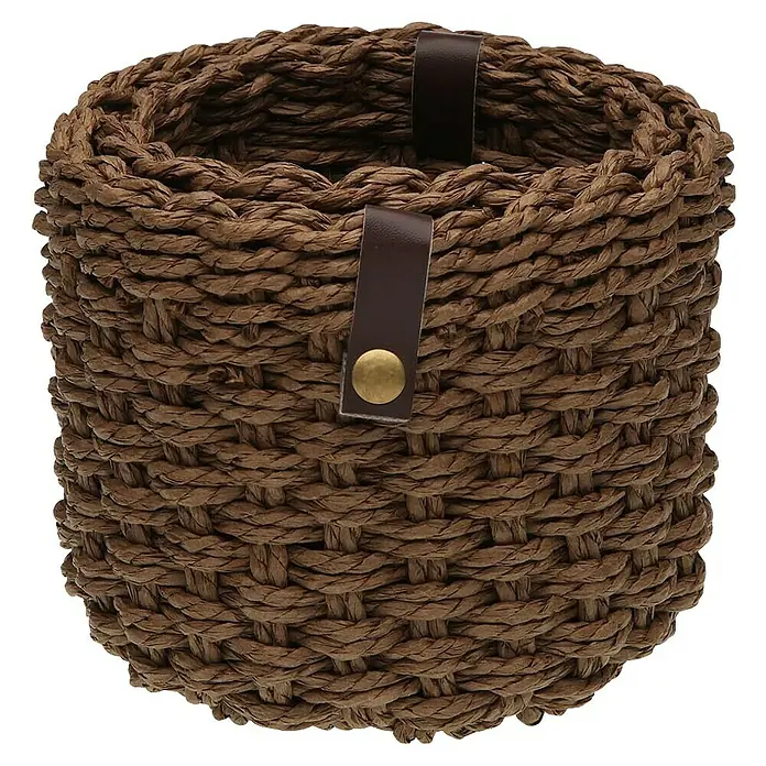 Versa Juego de cestas - Marrón oscuro - Primer plano de una cesta de papel tejido marrón con detalles de cuero, que ofrece encanto rústico y textura natural.