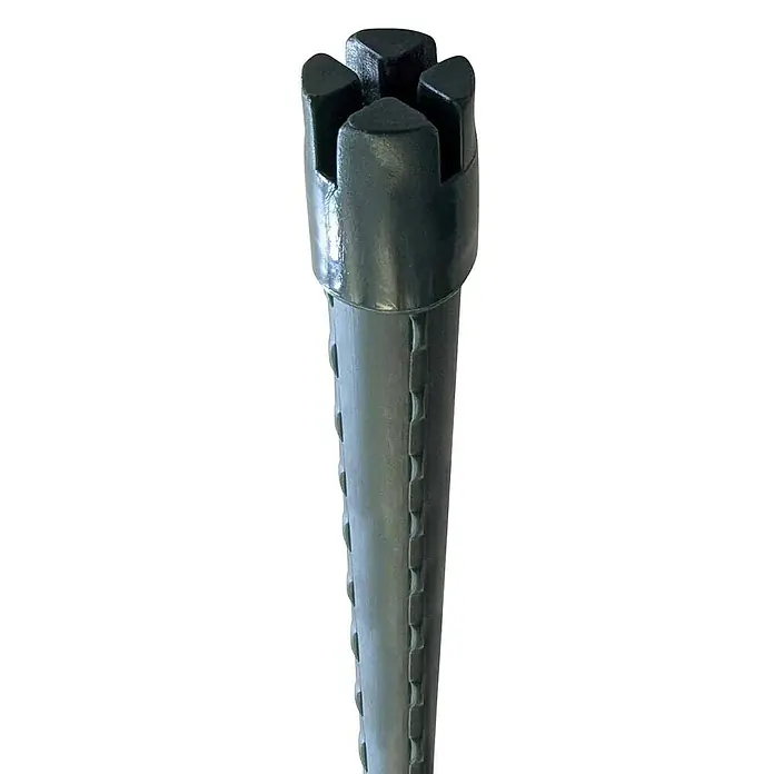 Bellissa Pflanzenstab - Ø x L: 1,6 x 210 cm, Stahl - Nahaufnahme eines grünen Zaunpfostens mit verzahnter Spitze, ideal für Gartenbau und Landwirtschaft.