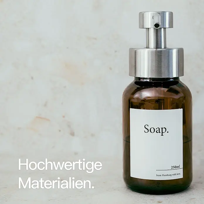 Designfabrik Hamburg Seifenspender - Edelstahl, Silber/Braunglas - Hochwertiger Seifenspender aus braunem Glas mit Edelstahlpumpe und schlichtem Etikett. Perfekt für stilvolle Badezimmer und Küchen.