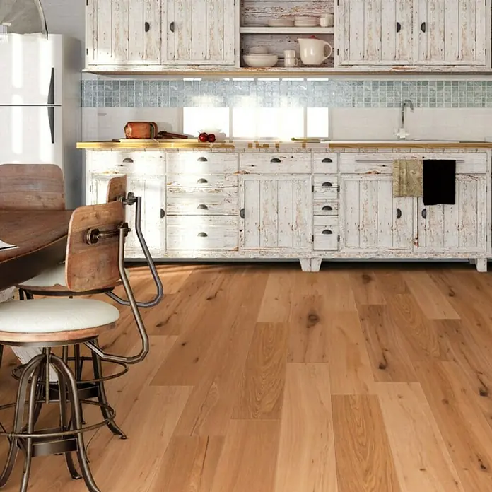 Parkettmuster Eiche Hotel - 280 x 160 x 15 mm, Landhausdiele - Küchenszene mit hellem Holzboden, der eine warme und einladende Atmosphäre schafft.