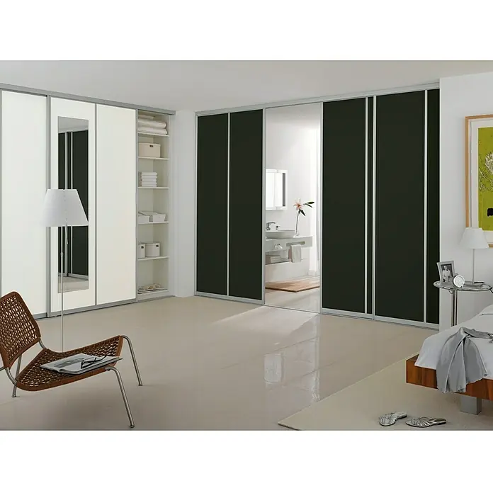 Room Plaza Easy Schiebetür-Bau-Set - Hochglanz Schwarz/Hochglanz Weiß, Farbe Beschlag: Silber - Ein geräumiges Schlafzimmer mit einem eleganten, raumhohen Kleiderschrank mit Schiebetüren in Schwarz und Weiß, das moderne Design hervorhebt.