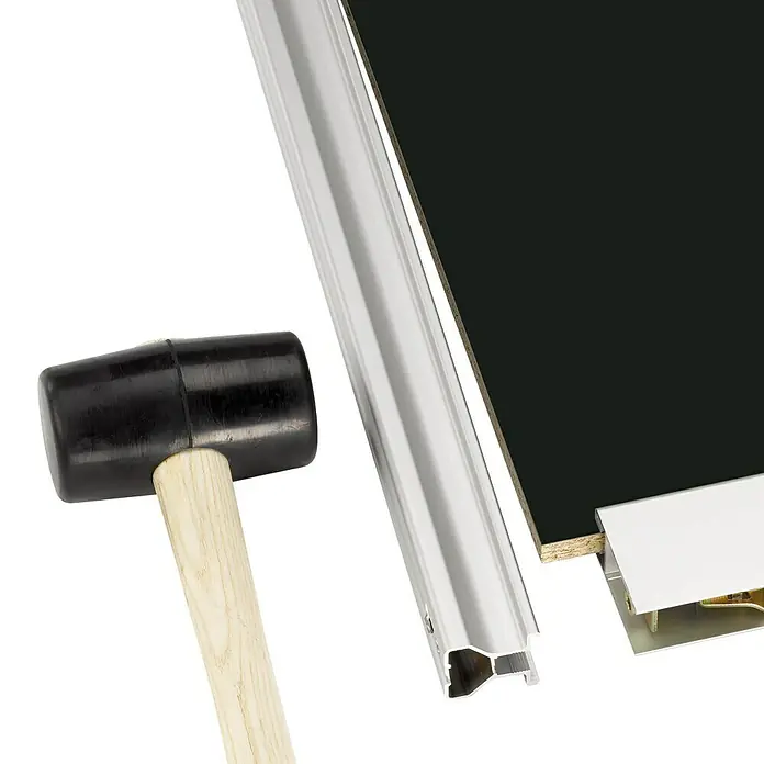 Room Plaza Easy Schiebetür-Bau-Set - Hochglanz Schwarz/Hochglanz Weiß, Farbe Beschlag: Silber - Ein schwarzes Paneel wird mit einem Hammer und einem Aluminiumprofil befestigt. Werkzeuge und Bauteile für die Möbelmontage sind sichtbar.