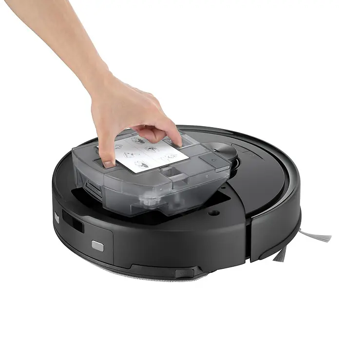 Roborock Saugwischroboter Q10 VF Black - Saugkraft: 10.000 Pa, Akkulaufzeit: 150 min, Fassungsvermögen Roboter: 500 ml, Schwarz - Nahaufnahme eines schwarzen Saugroboters mit transparentem Behälter und einer Hand, die eine Anleitung hält.