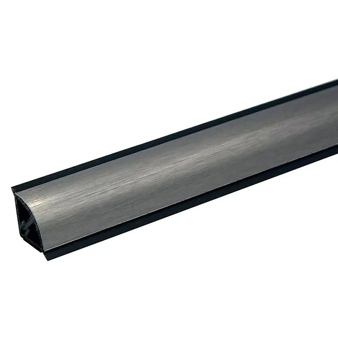 Kantoflex Wandabschlussprofil Topline Aluminium gebürstet - 64 x 1,4 x 1,4 cm - Naheaufnahme einer silberfarbenen Kantenschutzleiste mit schwarzer Gummierung, ideal für Ecken und Kanten, um Beschädigungen zu vermeiden.