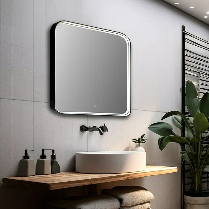 Lichtspiegel Noa - 60 x 80 cm, Schwarz, Sensor - Elegantes Badezimmer-Design mit einem modernen, rechteckigen Spiegel mit abgerundeten Ecken und LED-Beleuchtung.