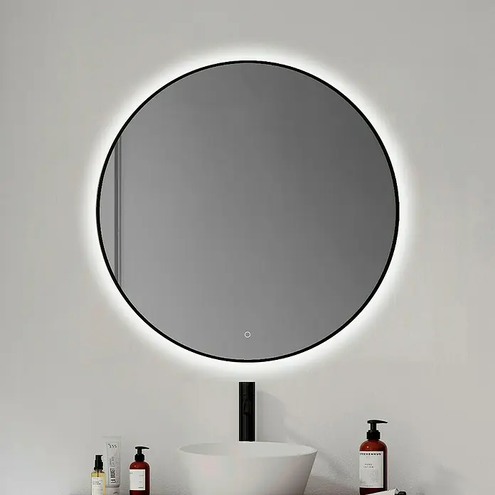 Lichtspiegel Emma - 60 x 60 cm, Durchmesser: 60 cm, Schwarz, Sensor - Runder Badezimmerspiegel mit LED-Beleuchtung, umgeben von Pflegeprodukten auf einem Waschtisch. Das elegante Design verleiht jedem Bad Stil.