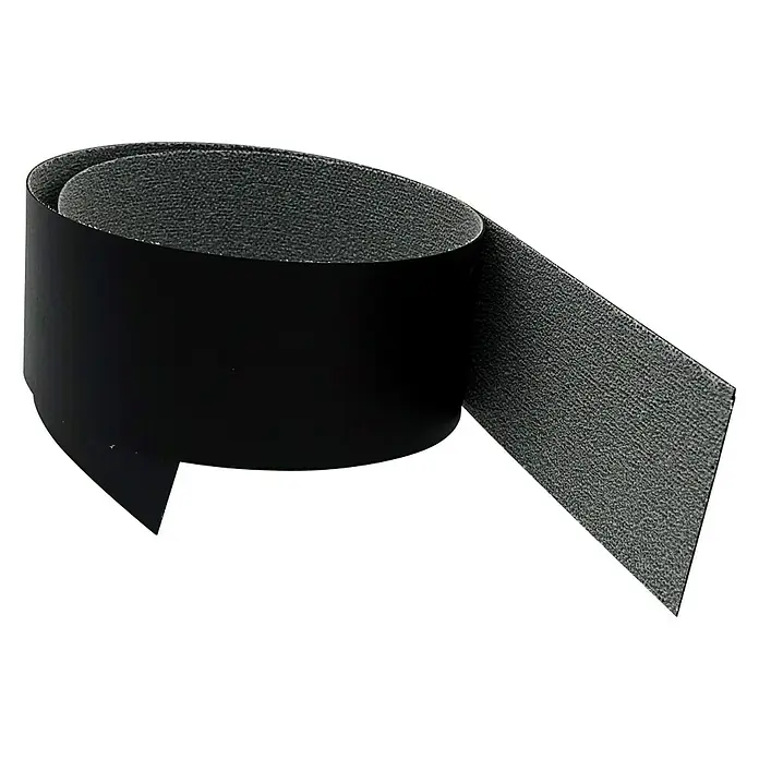 CUCINE Umleimer 901 Black no Fingerprint - L x H: 65 x 4,4 cm, 2 Stk. - Nahaufnahme eines schwarzen Kantenschutzbandes, das aufgerollt und auf einer Seite ausgebreitet ist, wobei die graue, strukturierte Innenseite sichtbar ist.