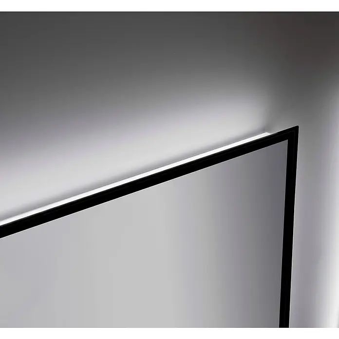 Lichtspiegel Emma - 100 x 80 cm, Schwarz, Sensor - Nahaufnahme eines modernen, rahmenlosen Fernsehers mit Hintergrundbeleuchtung an einer grauen Wand.
