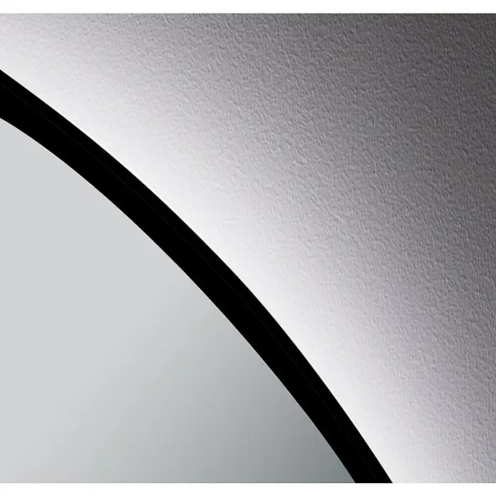 Lichtspiegel Emma - 45 x 90 cm, Schwarz, Sensor - Nahaufnahme eines runden Spiegels mit schwarzem Rahmen vor einer weißen, strukturierten Wand, der einen modernen Touch verleiht.