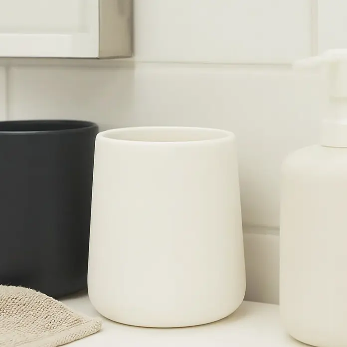 MSV Maonie Portacepillos - Ø x Al: 8,5 x 10 cm, Cerámica, Blanco - Primer plano de tazas de cerámica blancas y negras y un dispensador de jabón en el baño.