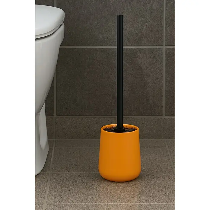 MSV Maonie Escobillero de suelo - Altura: 38,8 cm, Cerámica, Amarillo - Primer plano de un cepillo de baño naranja con mango negro junto a un inodoro blanco en el baño.