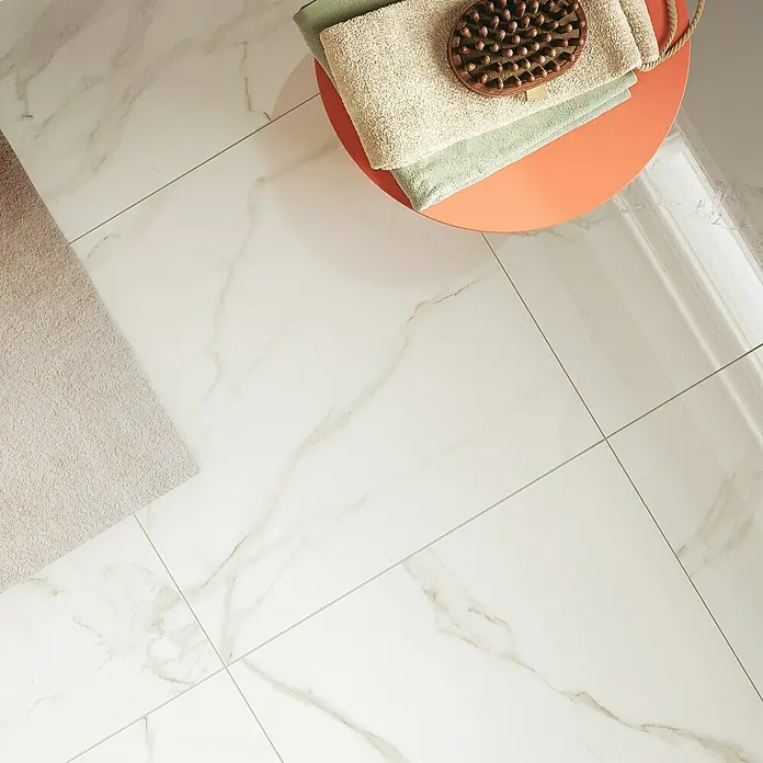 Atlas Concorde Solution Marble Vison Feinsteinzeugfliese Calacatta Caldo - 60 x 60 cm, Weiß, Glänzend - Elegante Badezimmerfliesen in Marmoroptik schaffen eine luxuriöse Atmosphäre. Die hellen Fliesen reflektieren das Licht und lassen den Raum größer wirken.