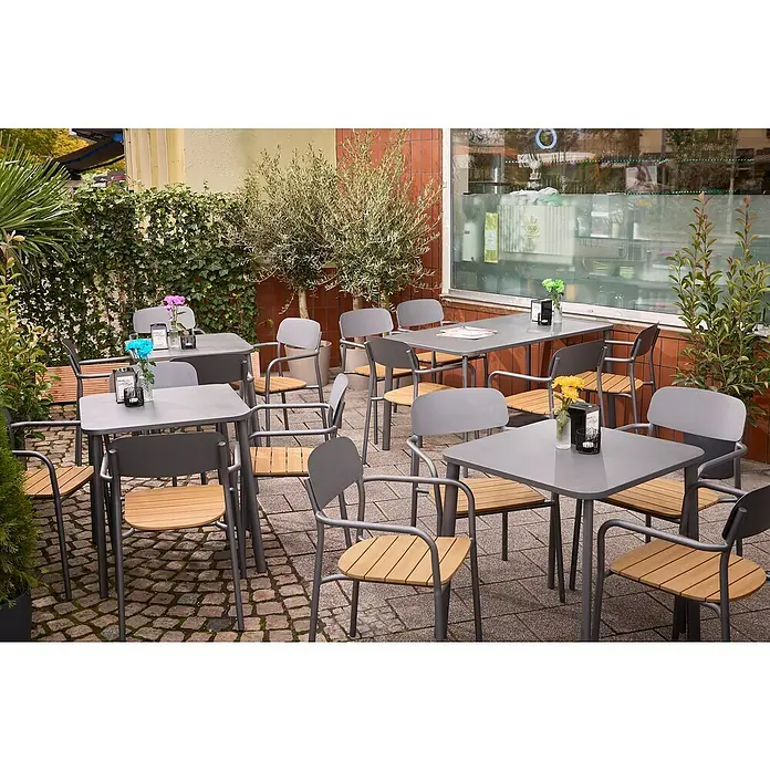Sunfun Gastro Gartentisch - L x B x H: 74,5 x 75 x 74,5 cm, Stahl, Night-Grey, Stapelbar - Außenbereich mit grauem Tisch und Stühlen mit Holzsitzen. Einladende Atmosphäre für entspannte Stunden im Freien.