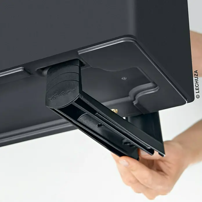 Lechuza Balconera Balkonkastenhalter - Schwarz, Passend für: Leuchuza Balkonkasten Balconera - Detailaufnahme eines schwarzen Lechuza Pflanzgefäßes mit ausziehbarem Griff zur einfachen Handhabung. Das schlichte Design fügt sich nahtlos ein.