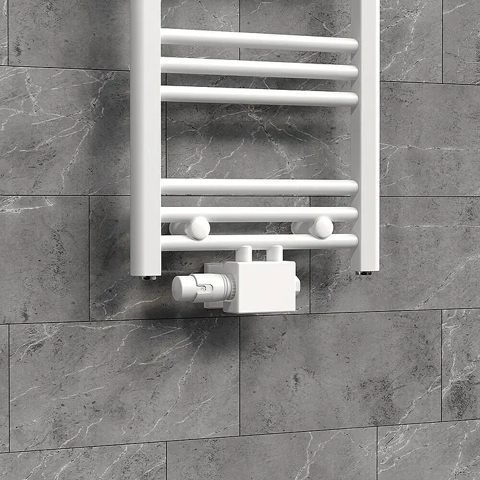 LuxeBath Thermostatventil - Eckventil - Nahaufnahme eines weißen Heizkörper-Handtuchwärmers an einer grauen Wand, der eine moderne und praktische Badlösung darstellt.