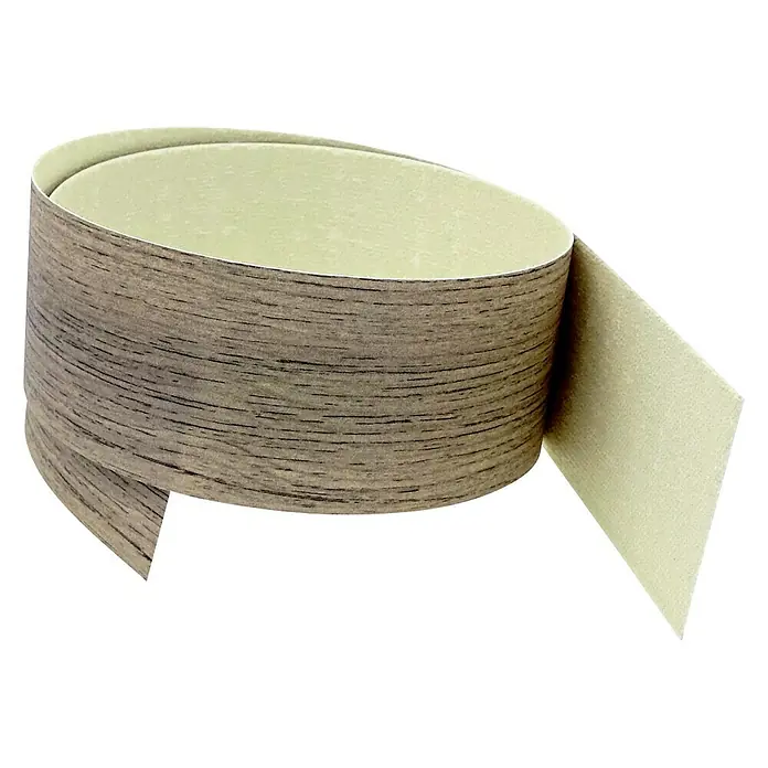 CUCINE Umleimer 4010 Block Board Oak - L x H: 65 x 4,4 cm, 2 Stk. - Das Foto zeigt eine Rolle Furnierkantenband in Holzoptik, das sich spiralförmig windet und eine helle, unbeschichtete Innenseite aufweist.
