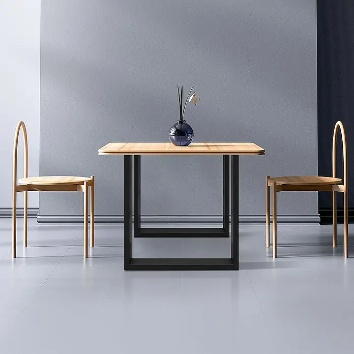ECD Germany Tischgestell modernes Industriedesign Möbelfüße aus Metall - L x B x H: 8 x 70 x 72 cm, Stahl - Ein moderner Esstisch mit Holzplatte und schwarzen Metallbeinen, umgeben von zwei eleganten Holzstühlen.