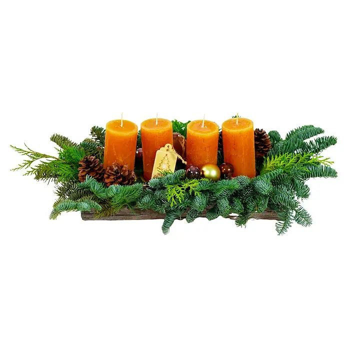 Piardino Adventsgesteck in Reihe - Mit Kerzen, verschiedene Ausführungen - Adventskranz mit vier orangefarbenen Kerzen, Tannenzapfen und grünen Zweigen. Festliche Dekoration für die Weihnachtszeit.