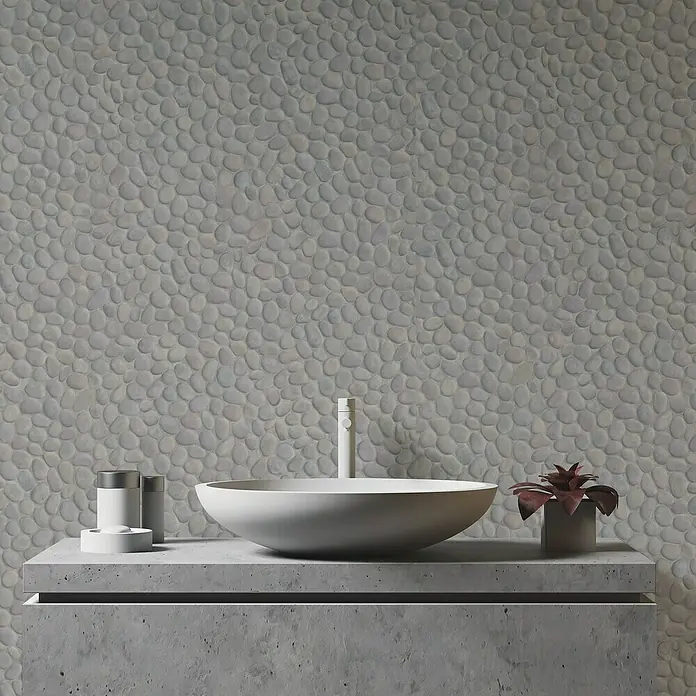 D-c-fix Ceramics Vinyltapete - Bato, L x B: 20 m x 67,5 cm - Elegantes Badezimmerdesign mit einem modernen, runden Waschbecken auf einer Betonablage vor einer Wand mit Kieselsteinmuster.