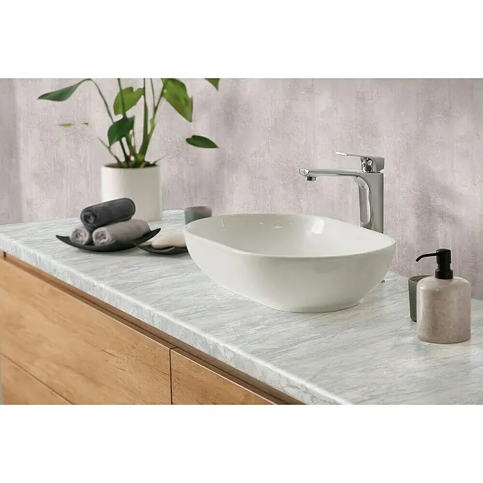 D-c-fix Ceramics Vinyltapete - Natural Concrete, L x B: 20 m x 67,5 cm - Waschbecken im Badezimmer mit Armatur, Seifenspender und Handtüchern auf einer Marmorplatte.