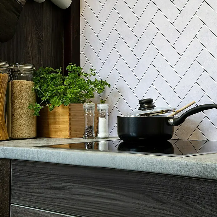 D-c-fix Ceramics Vinyltapete - Metallic Chevron, L x B: 4 m x 67,5 cm - Küchenstillleben mit einem schwarzen Kochtopf auf dem Herd, Gewürzen und frischen Kräutern auf einer modernen Arbeitsplatte.