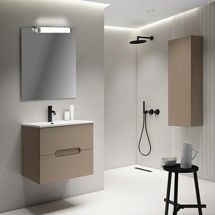 Lichtspiegel Lua - 60 x 80 cm, Silber - Badezimmer-Szene mit einem modernen Waschtisch in Beige, einem Spiegel mit Beleuchtung und einer Dusche mit schwarzen Armaturen.