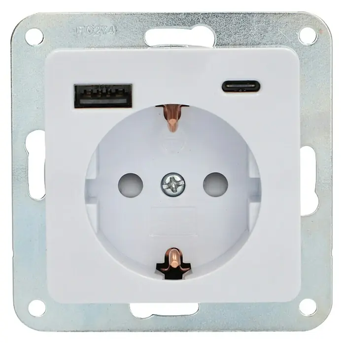 Voltomat USB-Steckdose Typ A/C Vega - Ultraweiß, Matt, Kunststoff, Unterputzmontage - Weiße Steckdose mit USB-A- und USB-C-Anschlüssen in einer quadratischen Metallhalterung.