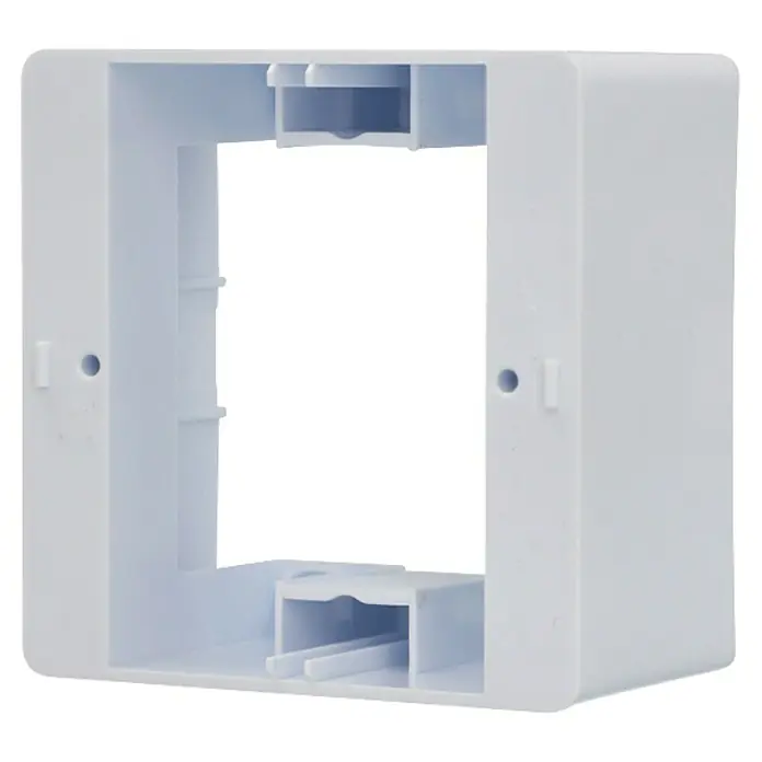 Voltomat Aufputzgehäuse Vega - Ultraweiß, Kunststoff, Aufputzmontage - Nahaufnahme einer weißen Einbaudose, ideal für Elektroinstallationen. Sie ist robust, rechteckig und bietet Raum für Verkabelungen.