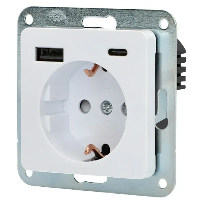 Voltomat USB-Steckdose Typ A/C Vega - Ultraweiß, Matt, Kunststoff, Unterputzmontage - Nahaufnahme einer weißen Steckdose mit USB-A- und USB-C-Anschlüssen, eingebettet in einer silberfarbenen Metallhalterung.