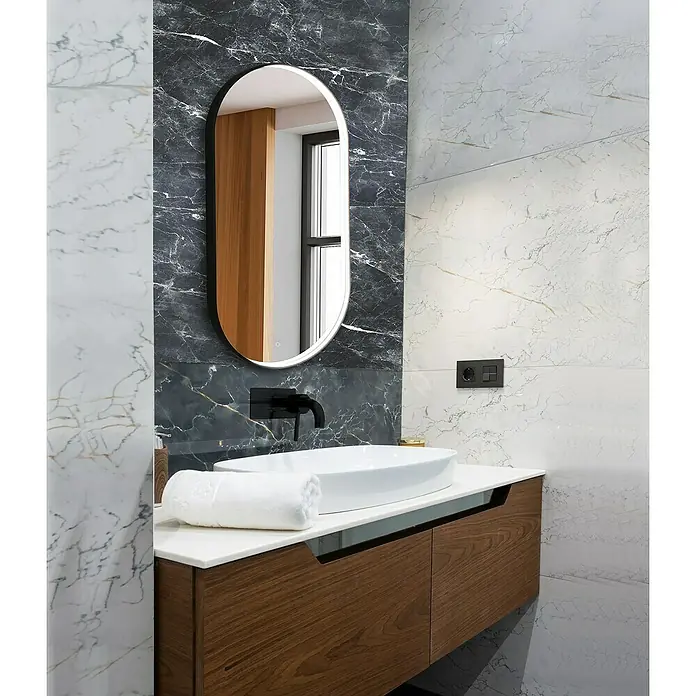 Lichtspiegel Noa - 45 x 90 cm, Schwarz, Sensor - Elegantes Badezimmer mit einem länglichen Spiegel mit Beleuchtung über einem modernen Waschtisch mit Holzunterschrank und Aufsatzwaschbecken.