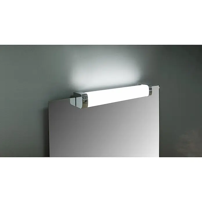 Lichtspiegel Lua - 60 x 80 cm, Silber - Moderne Badezimmerleuchte mit LED-Beleuchtung über einem Spiegel an einer grauen Wand.