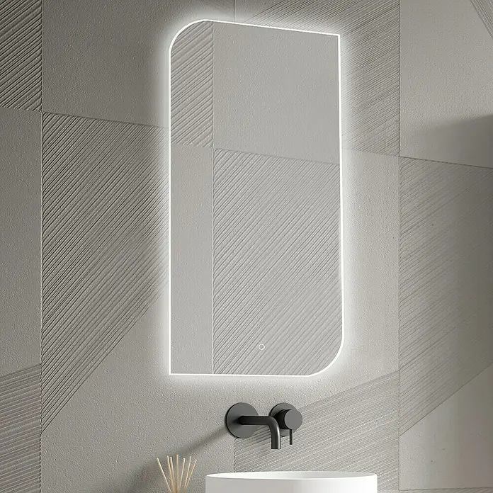 Lichtspiegel Jaspe - 40 x 80 cm, Silber, Sensor - Ein rechteckiger Spiegel mit LED-Beleuchtung hängt über einem Waschbecken mit mattschwarzer Armatur.