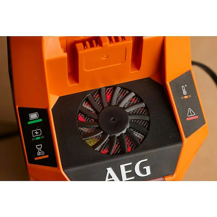 AEG Pro 18V Akku-Schnellladegerät 12A Turbo Charger -  - Nahaufnahme eines AEG-Ladegeräts mit Lüfter und LED-Anzeigen für Akkuladung, Überhitzungswarnung und Ladezustand.
