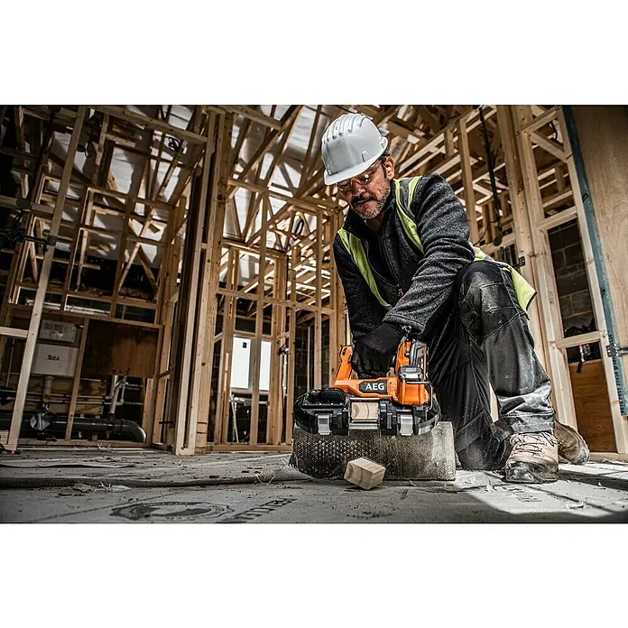 AEG Pro 18V Akku-Bandsäge BNS 18SBL-0 - 18 V, Ohne Akku - Bauarbeiter bei der Arbeit mit einer AEG Bandsäge, die präzise Schnitte ermöglicht und für Baustellen ideal ist.