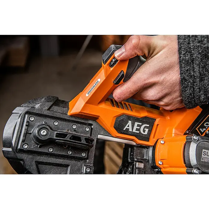 AEG Pro 18V Akku-Bandsäge BNS 18SBL-0 - 18 V, Ohne Akku - Bild einer AEG Akku-Bandsäge in Aktion. Das Gerät ist orange und schwarz, mit deutlichem AEG-Logo.
