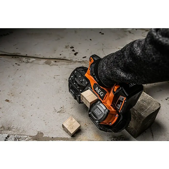 AEG Pro 18V Akku-Bandsäge BNS 18SBL-0 - 18 V, Ohne Akku - Nahaufnahme einer AEG-Bandsäge, die ein Stück Holz schneidet, mit Fokus auf Präzision und Kompaktheit des Werkzeugs.