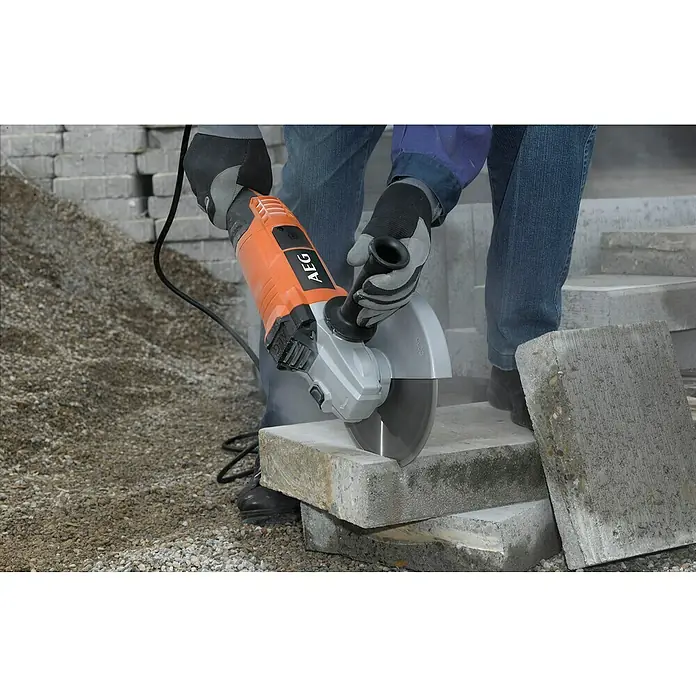 AEG Elektro-Winkelschleifer WS22-230DMS - 2.200 W, Durchmesser Scheibe: 230 mm, Leerlaufdrehzahl: 6.600 U/min - Eine AEG-Winkelschleifmaschine schneidet einen Steinblock, wobei Staub und Funken entstehen, was die Kraft und Präzision des Werkzeugs hervorhebt.