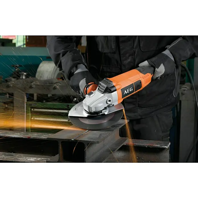 AEG Elektro-Winkelschleifer WS 24-230 GEV - 2.400 W, Durchmesser Scheibe: 230 mm, Leerlaufdrehzahl: 6.600 U/min - Nahaufnahme einer AEG-Winkelschleifmaschine in Aktion, die Funken sprüht, während sie Metall bearbeitet, wobei Schutzhandschuhe getragen werden.