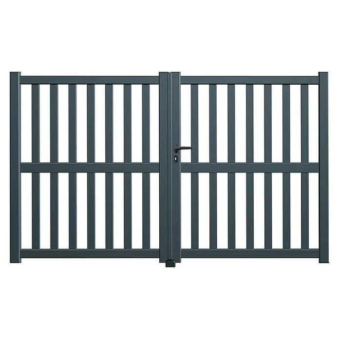 GHP360 Gartentor BC07 - 300 x 180 cm, Anthrazit, Metall - Nahaufnahme eines grauen, modernen Gartentors mit senkrechten Lamellen und einem Griff in der Mitte, das Design und Sicherheit vereint.