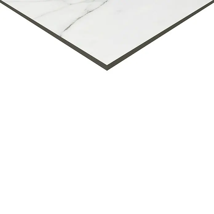 Feinsteinzeugfliese Rock Ford - L x B x S: 60 x 120 x 0,8 cm, Weiß/Grau, Glänzend - Nahaufnahme einer Marmorfliese mit einer hellen, glatten Oberfläche und grauen Akzenten. Diese Fliese ist ideal für moderne Raumgestaltungen.