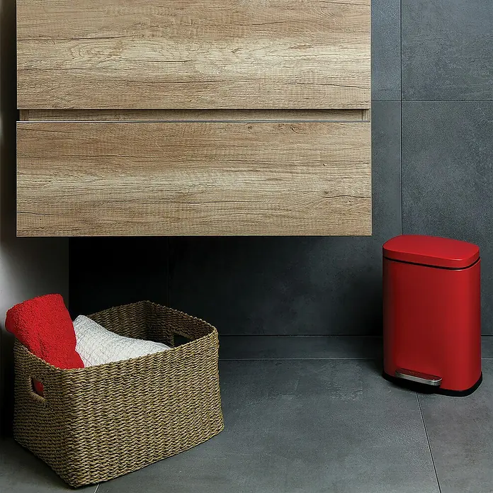 Spirella Cubo con pedal Akira - 5 l, Acero inoxidable, Rojo - Un baño con un mueble de madera, un cubo de basura rojo con pedal y una cesta de mimbre con toallas para un conjunto elegante.