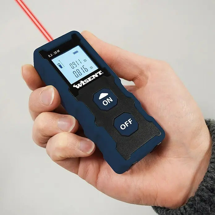 Wisent Laserentfernungsmesser - Messbereich: 0,2 - 20 m - Nahaufnahme eines Laser-Entfernungsmessers in der Hand, der 0,911 m und 0,816 m anzeigt.